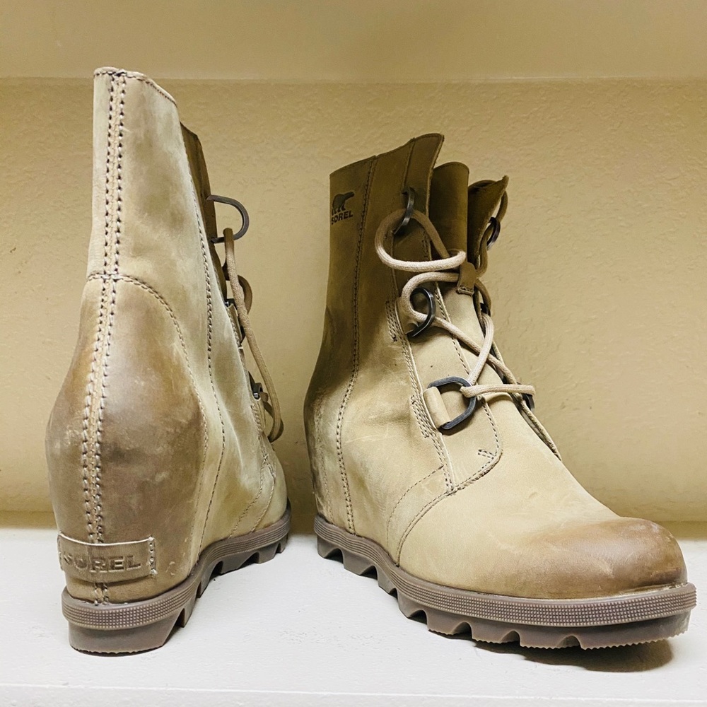 Sorel wedge boots size 8